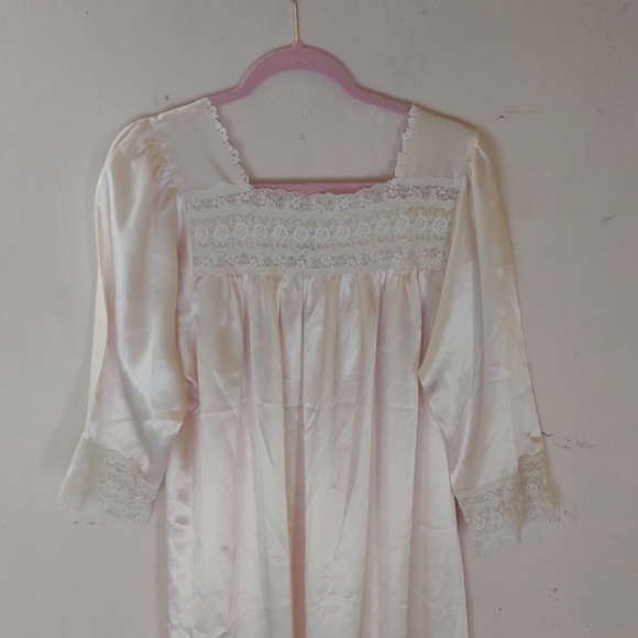 Vintage Oscar de la Renta Nightgown - Picture 4 of 8